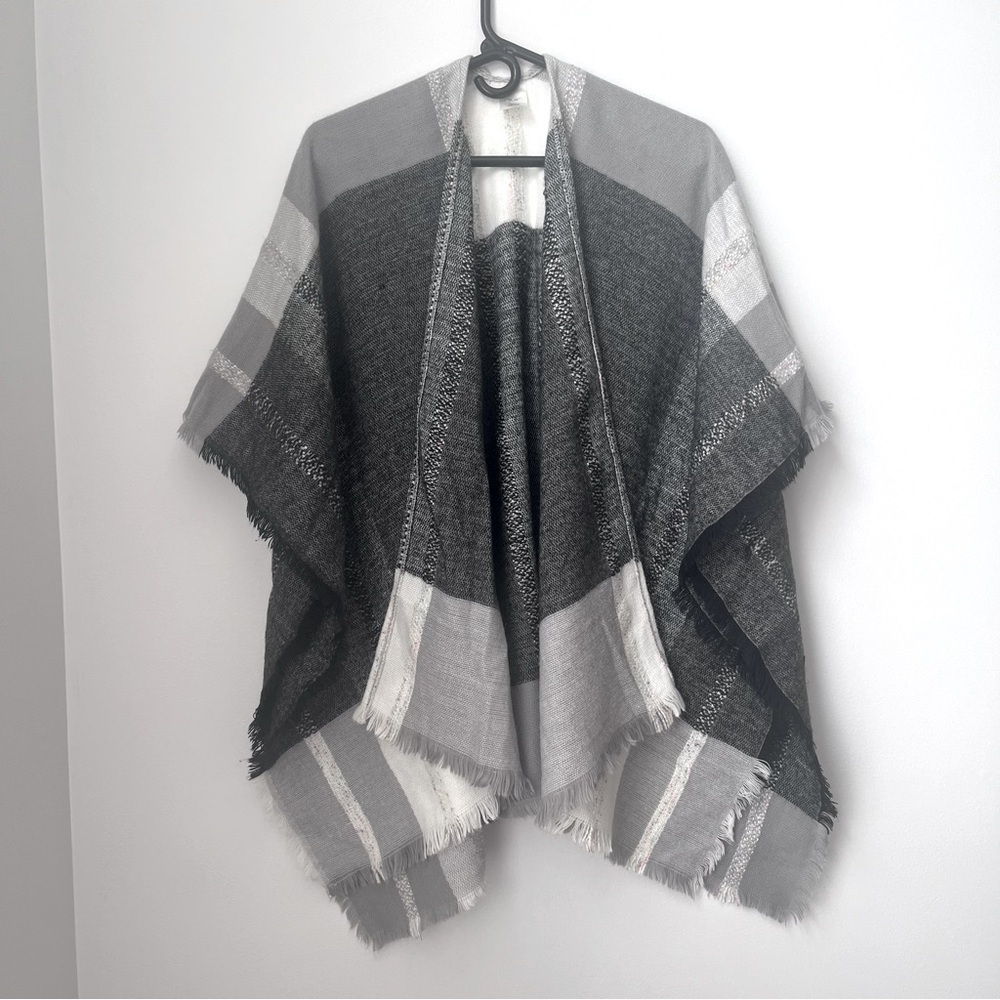 Francesca's Gray and White plaid Wrap OS Shaw